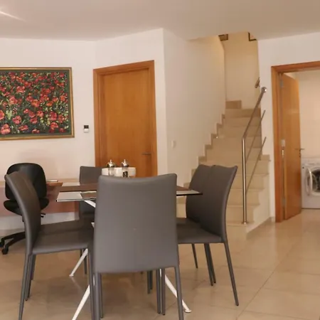 Th1 - Modern Stylish Holiday